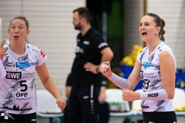 2. Bundesliga Frauen Pro Schwarz-Weiss Erfurt vs. TV Dingolfing; Erfurt; 14.10.2023 Isabella Noble ( 5; Schwarz-Weiss Erfurt) und Lara Alyssa Darowski ( 13; Schwarz-Weiss Erfurt) 2. Bundesliga Frauen Pro: Schwarz-Weiss Erfurt vs. TV Dingolfing; Riethsporthalle Erfurt; 14.10.2023 Copyright: xBEAUTIFULxSPORTS Duehringx