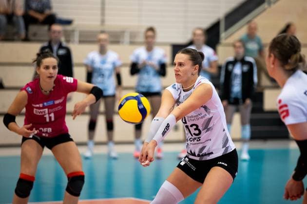 2. Bundesliga Frauen Pro Schwarz-Weiss Erfurt vs. TV Dingolfing; Erfurt; 14.10.2023 Lara Alyssa Darowski ( 13; Schwarz-Weiss Erfurt) 2. Bundesliga Frauen Pro: Schwarz-Weiss Erfurt vs. TV Dingolfing; Riethsporthalle Erfurt; 14.10.2023 Copyright: xBEAUTIFULxSPORTS Duehringx