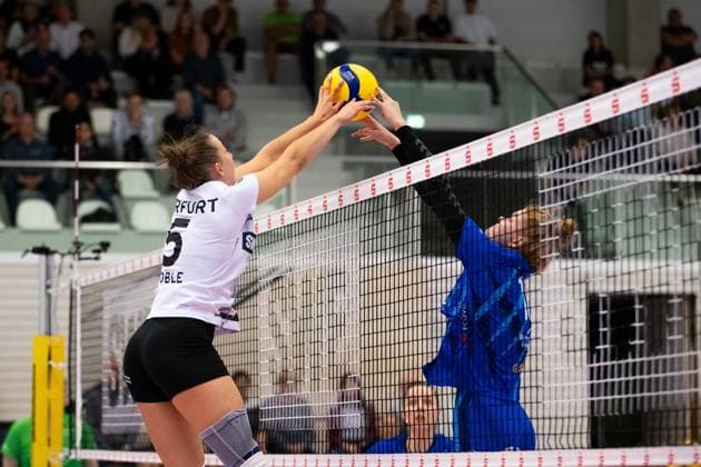 2. Bundesliga Frauen Pro Schwarz-Weiss Erfurt vs. TV Dingolfing; Erfurt; 14.10.2023 Isabella Noble ( 5; Schwarz-Weiss Erfurt) gegen Mira Schrömer ( 16; TV Dingolfing) 2. Bundesliga Frauen Pro: Schwarz-Weiss Erfurt vs. TV Dingolfing; Riethsporthalle Erfurt; 14.10.2023 Copyright: xBEAUTIFULxSPORTS Duehringx