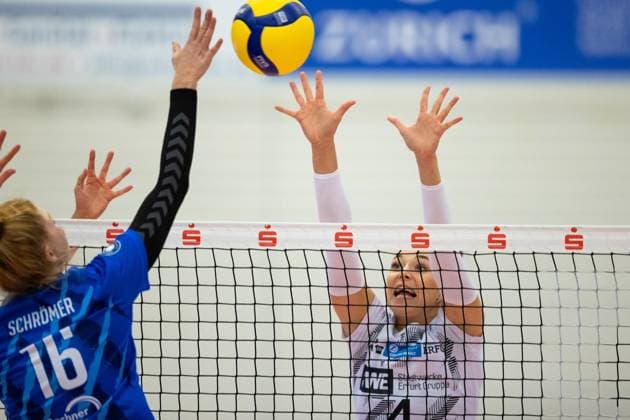 2. Bundesliga Frauen Pro Schwarz-Weiss Erfurt vs. TV Dingolfing; Erfurt; 14.10.2023 Mira Schrömer ( 16; TV Dingolfing) gegen Silvie Pavlova ( 4; Schwarz-Weiss Erfurt) 2. Bundesliga Frauen Pro: Schwarz-Weiss Erfurt vs. TV Dingolfing; Riethsporthalle Erfurt; 14.10.2023 Copyright: xBEAUTIFULxSPORTS Duehringx