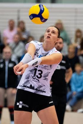 2. Bundesliga Frauen Pro Schwarz-Weiss Erfurt vs. TV Dingolfing; Erfurt; 14.10.2023 Lara Alyssa Darowski ( 13; Schwarz-Weiss Erfurt) 2. Bundesliga Frauen Pro: Schwarz-Weiss Erfurt vs. TV Dingolfing; Riethsporthalle Erfurt; 14.10.2023 Copyright: xBEAUTIFULxSPORTS Duehringx
