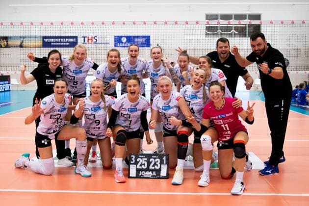 2. Bundesliga Frauen Pro Schwarz-Weiss Erfurt vs. TV Dingolfing; Erfurt; 14.10.2023 Siegerfoto (Schwarz-Weiss Erfurt) 2. Bundesliga Frauen Pro: Schwarz-Weiss Erfurt vs. TV Dingolfing; Riethsporthalle Erfurt; 14.10.2023 Copyright: xBEAUTIFULxSPORTS Duehringx