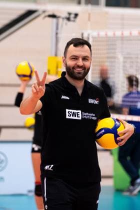2. Bundesliga Frauen Pro Schwarz-Weiss Erfurt vs. TV Dingolfing; Erfurt; 14.10.2023 Mateusz Zarczynski (Trainer; Schwarz-Weiss Erfurt) 2. Bundesliga Frauen Pro: Schwarz-Weiss Erfurt vs. TV Dingolfing; Riethsporthalle Erfurt; 14.10.2023 Copyright: xBEAUTIFULxSPORTS Duehringx
