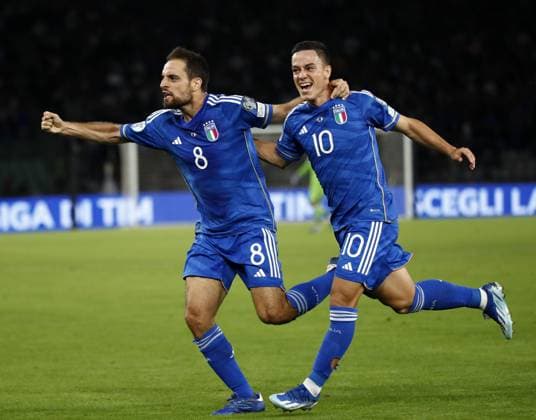 Sport Themen der Woche KW41 Sport Bilder des Tages (231015) -- BARI, Oct. 15, 2023 -- Italy s Giacomo Bonaventura (L) celebrates his goal with his teammate Giacomo Raspadori during the UEFA EURO, EM, Europameisterschaft,Fussball 2024 Group C qualifying round match between Italy and Malta in Bari, Italy, Oct. 14, 2023. (Photo by Xinhua) (SP)ITALY-BARI-FOOTBALL-EURO 2024-QUALIFIERS-ITALY VS MALTA AugustoxCasasoli 