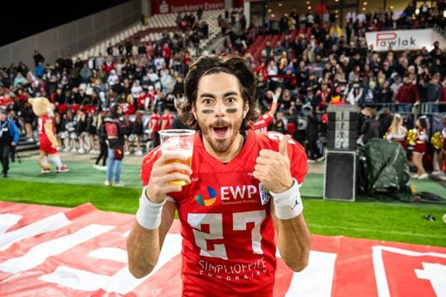 Cody Cranston (27, DB, Potsdam Royals) mit Bier von der Tribuene nach der Ehrenrunde GER, Potsdam Royals vs Schwaebisch Hall Unicorns, GFL, Saison 2023, GFL-Bowl, Finale, 14.10.2023, GER, Potsdam Royals vs Schwaebisch Hall Unicorns, GFL, Saison 2023, GFL-Bowl, Finale, 14.10.2023 Essen Copyright: xEibner-Pressefoto FlorianxWolfx EP_FWF