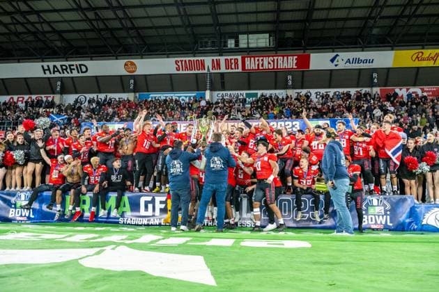 Pokaluebergabe an die Potsdam Royals GER, Potsdam Royals vs Schwaebisch Hall Unicorns, GFL, Saison 2023, GFL-Bowl, Finale, 14.10.2023, GER, Potsdam Royals vs Schwaebisch Hall Unicorns, GFL, Saison 2023, GFL-Bowl, Finale, 14.10.2023 Essen Copyright: xEibner-Pressefoto FlorianxWolfx EP_FWF