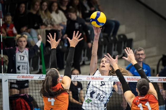 Volleyball Supercup 2023 - Women - Viteos NUC vs FKB Power Cats Duedingen; Guemligen, 14.10.2023 Tea Kojundzic (FKB Power Cats Duedingen, 9) Madeline Renee Haynes (Viteos NUC, 4) Jasmine Gross (Viteos NUC, 11) Volleyball Supercup 2023 - Women - Viteos NUC vs FKB Power Cats Duedingen in Guemligen, on Saturday, October 14, 2023 Copyright: xBEAUTIFULxSPORTS OlafxRellischx