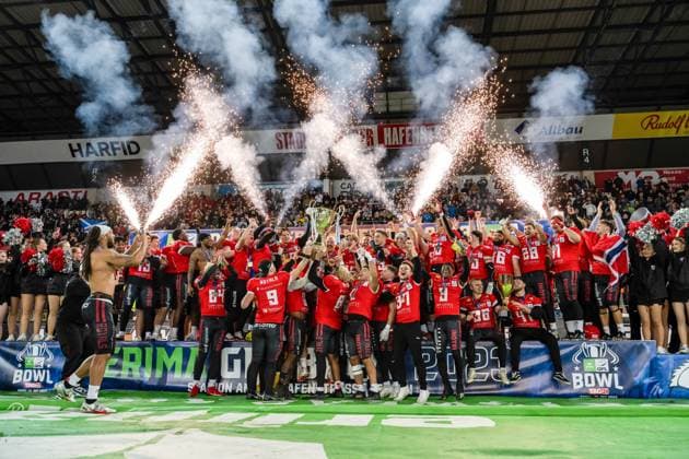 Pokaluebergabe an die Potsdam Royals GER, Potsdam Royals vs Schwaebisch Hall Unicorns, GFL, Saison 2023, GFL-Bowl, Finale, 14.10.2023, GER, Potsdam Royals vs Schwaebisch Hall Unicorns, GFL, Saison 2023, GFL-Bowl, Finale, 14.10.2023 Essen Copyright: xEibner-Pressefoto FlorianxWolfx EP_FWF