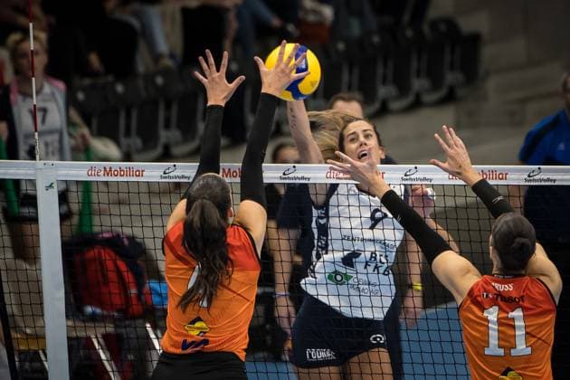Volleyball Supercup 2023 - Women - Viteos NUC vs FKB Power Cats Duedingen; Guemligen, 14.10.2023 Tea Kojundzic (FKB Power Cats Duedingen, 9) Madeline Renee Haynes (Viteos NUC, 4) Jasmine Gross (Viteos NUC, 11) Volleyball Supercup 2023 - Women - Viteos NUC vs FKB Power Cats Duedingen in Guemligen, on Saturday, October 14, 2023 Copyright: xBEAUTIFULxSPORTS OlafxRellischx