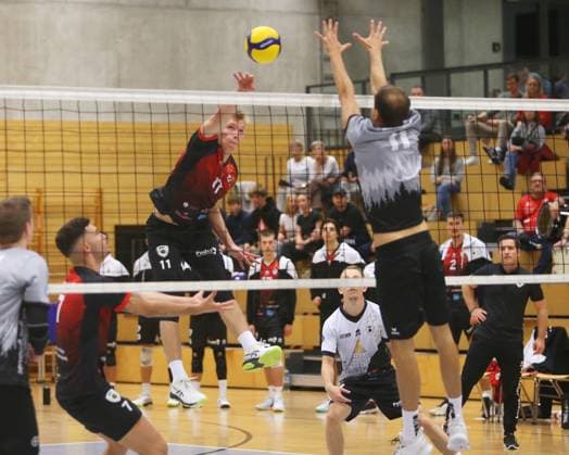 BAU 14.10.2023 Ludwigsburg Volleyball Barock Volleys MTV Ludwigsburg vs. TV Bühl, oben v.l. Raphael Noz (MTV), Pascal Bäuerle (Bühl)