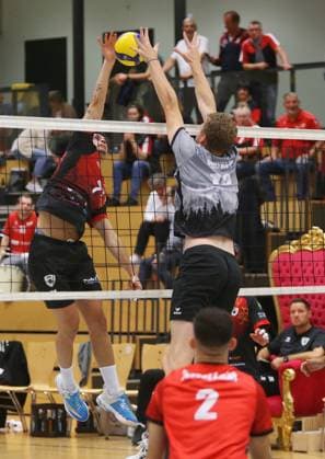 BAU 14.10.2023 Ludwigsburg Volleyball Barock Volleys MTV Ludwigsburg vs. TV Bühl, v.l. Moritz Langjahr (MTV), Eric Storz (Bühl)