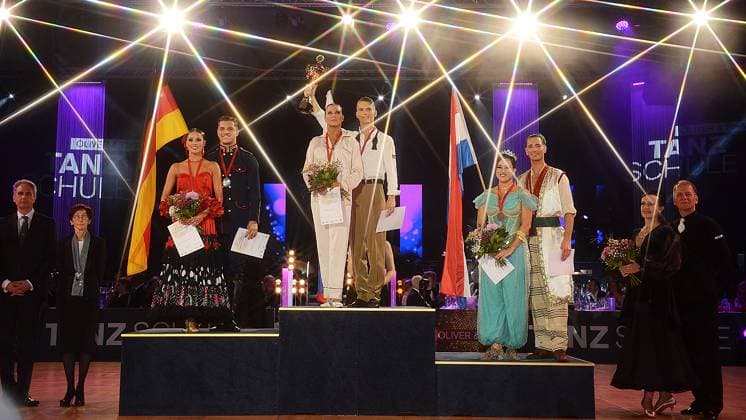 Bilder des Jahres 2023, Sport 10 Oktober Sport Themen der Woche KW41 Tanz-Weltmeisterschaft Latein und Showdance Standard 2023 in Leipzig - WDSF PD World Championships (14.10.2023) Da Siegerpodest der Showdance-WM bei der Tanz-WM in Leipzig (14.10.2023). Zu sehen auf dem Siegerpodest v.l.n.r. Patricija Ionel, Alexandru Ionel, Elena Popova, Matej Stec,, Fauve Schelfhout, Roeland Schelfhout sowie die Viertplatzierten Matthias Schoof und Anja Eilers-Schoof. Leipzig Sachsen Deutschland Leipziger Messegelände - Neue Messe Leizig *** Dance World Championships Latin and Showdance Standard 2023 in Leipzig WDSF PD World Championships 14 10 2023 There winners podium of the Showdance World Championships at the Dance World Championships in Leipzig 14 10 2023 Seen on the winners podium from l to r Patricija Ionel, Alexandru Ionel, Elena Popova, Matej Stec,, Fauve Schelfhout, Roeland Schelfhout and the fourth placed Matthias Schoof and Anja Eilers Schoof Leipzig Saxony Germany Leipziger Messegelände Neue Messe Leizig