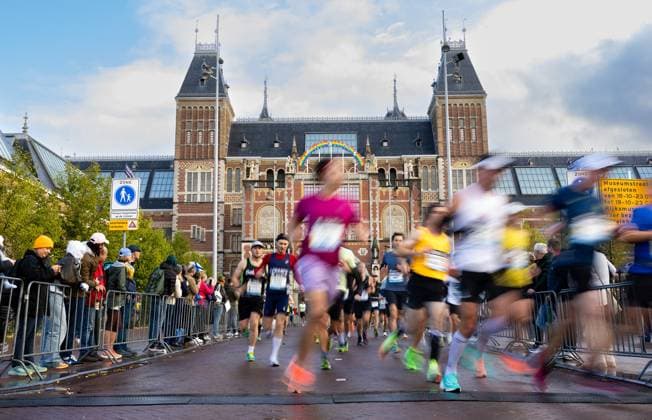 Bilder des Jahres 2023, Sport 10 Oktober Sport Themen der Woche KW41 Sport Bilder des Tages AMSTERDAM - Runners during the TCS Amsterdam Marathon 2023. A record number of 47,000 runners are participating in the Amsterdam Marathon. ANP IRIS VAN DEN BROEK xVIxANPxSportx xxANPxIVx 481131659 originalFilename: 481131659.jpg