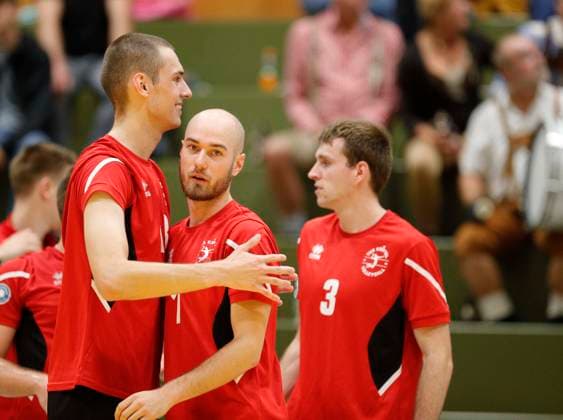 Deutschland - Kriftel - 14.10.2023 Volleyball - Hessen - 2. Bundesliga Süd - Herren Saison 2023 2024 TuS Kriftel (rot) - GSVE Delitzsch (schwarz) v.l. Pascal Eichler (Kriftel - Nr. 13), Sebastian Ruhm (Kriftel - Nr. 1) TuS Kriftel - GSVE Delitzsch