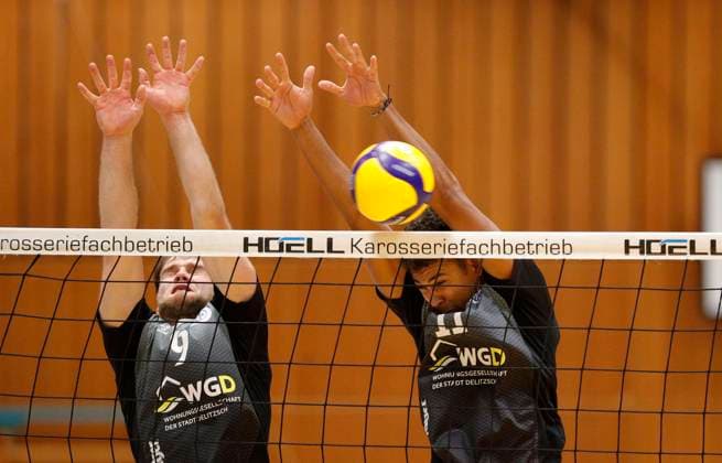 Deutschland - Kriftel - 14.10.2023 Volleyball - Hessen - 2. Bundesliga Süd - Herren Saison 2023 2024 TuS Kriftel (rot) - GSVE Delitzsch (schwarz) v.l. Til Babatz (Delitzsch - Nr. 9), Nickolas Wiesbeck (Delitzsch - Nr. 11) TuS Kriftel - GSVE Delitzsch