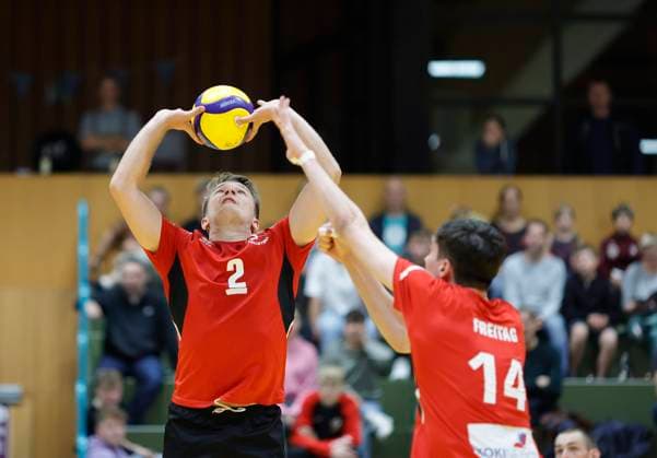 Deutschland - Kriftel - 14.10.2023 Volleyball - Hessen - 2. Bundesliga Süd - Herren Saison 2023 2024 TuS Kriftel (rot) - GSVE Delitzsch (schwarz) v.l. Tobias Thiel (Kriftel - Nr. 2), David Freitag (Kriftel - Nr. 14) TuS Kriftel - GSVE Delitzsch