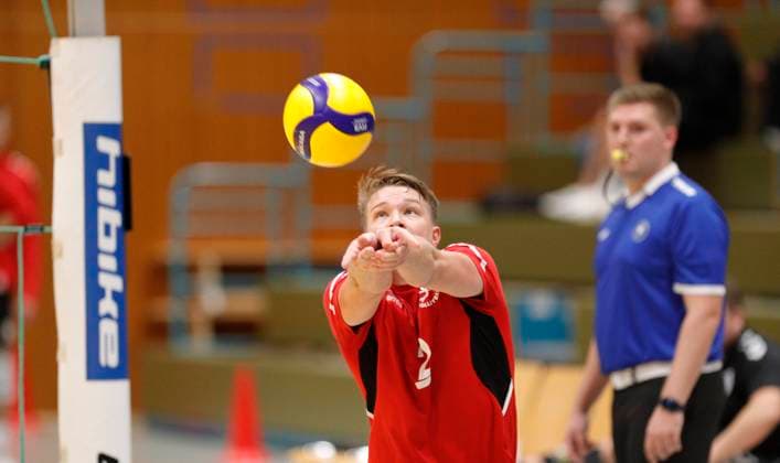 Deutschland - Kriftel - 14.10.2023 Volleyball - Hessen - 2. Bundesliga Süd - Herren Saison 2023 2024 TuS Kriftel (rot) - GSVE Delitzsch (schwarz) v.l. Tobias Thiel (Kriftel - Nr. 2) TuS Kriftel - GSVE Delitzsch