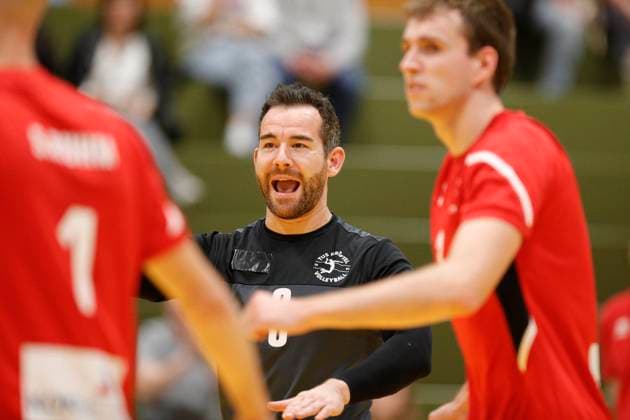 Deutschland - Kriftel - 14.10.2023 Volleyball - Hessen - 2. Bundesliga Süd - Herren Saison 2023 2024 TuS Kriftel (rot) - GSVE Delitzsch (schwarz) v.l. Felix Blume (Kriftel - Nr. 6) TuS Kriftel - GSVE Delitzsch