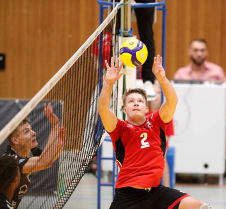 Deutschland - Kriftel - 14.10.2023 Volleyball - Hessen - 2. Bundesliga Süd - Herren Saison 2023 2024 TuS Kriftel (rot) - GSVE Delitzsch (schwarz) v.l. Tobias Thiel (Kriftel - Nr. 2) TuS Kriftel - GSVE Delitzsch