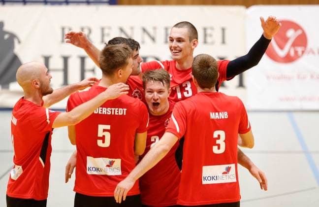 Deutschland - Kriftel - 14.10.2023 Volleyball - Hessen - 2. Bundesliga Süd - Herren Saison 2023 2024 TuS Kriftel (rot) - GSVE Delitzsch (schwarz) v.l. Sebastian Ruhm (Kriftel - Nr. 1), Corin Lodderstedt (Kriftel - Nr. 5), Tobias Thiel (Kriftel - Nr. 2), Pascal Eichler (Kriftel - Nr. 13), Jonas Manß (Kriftel - Nr. 3) TuS Kriftel - GSVE Delitzsch
