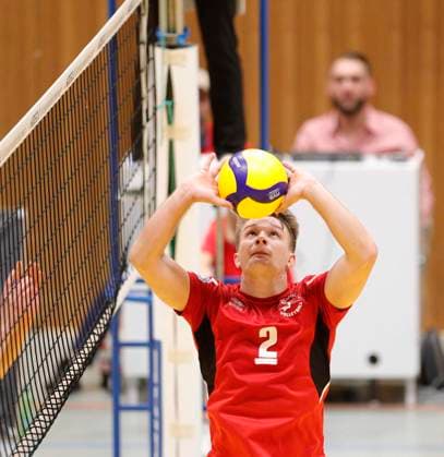 Deutschland - Kriftel - 14.10.2023 Volleyball - Hessen - 2. Bundesliga Süd - Herren Saison 2023 2024 TuS Kriftel (rot) - GSVE Delitzsch (schwarz) v.l. Tobias Thiel (Kriftel - Nr. 2) TuS Kriftel - GSVE Delitzsch