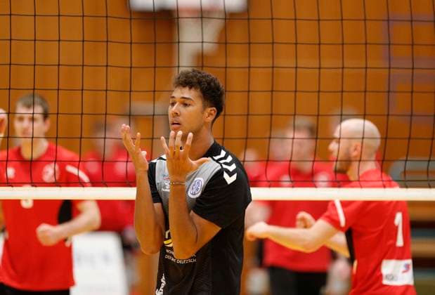 Deutschland - Kriftel - 14.10.2023 Volleyball - Hessen - 2. Bundesliga Süd - Herren Saison 2023 2024 TuS Kriftel (rot) - GSVE Delitzsch (schwarz) v.l. Nickolas Wiesbeck (Delitzsch - Nr. 11) TuS Kriftel - GSVE Delitzsch