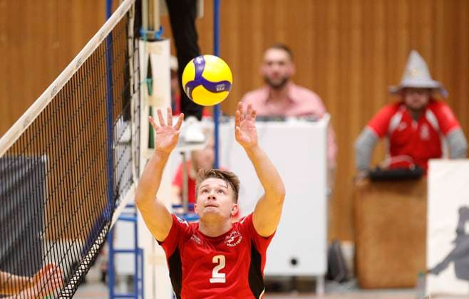Deutschland - Kriftel - 14.10.2023 Volleyball - Hessen - 2. Bundesliga Süd - Herren Saison 2023 2024 TuS Kriftel (rot) - GSVE Delitzsch (schwarz) v.l. Tobias Thiel (Kriftel - Nr. 2) TuS Kriftel - GSVE Delitzsch