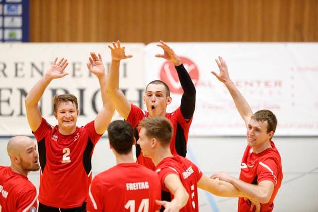 Deutschland - Kriftel - 14.10.2023 Volleyball - Hessen - 2. Bundesliga Süd - Herren Saison 2023 2024 TuS Kriftel (rot) - GSVE Delitzsch (schwarz) v.l. Sebastian Ruhm (Kriftel - Nr. 1), Tobias Thiel (Kriftel - Nr. 2), David Freitag (Kriftel - Nr. 14), Pascal Eichler (Kriftel - Nr. 13), Corin Lodderstedt (Kriftel - Nr. 5), Jonas Manß (Kriftel - Nr. 3) TuS Kriftel - GSVE Delitzsch