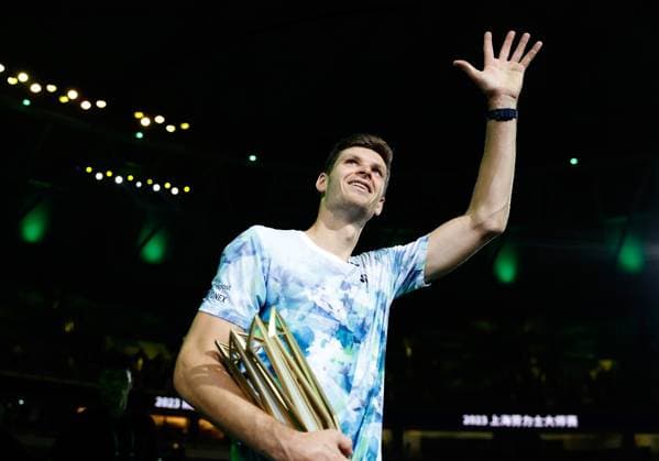 (231015) -- SHANGHAI, Oct. 15, 2023 -- Hubert Hurkacz of Poland greets spectators after the awarding ceremony of the men s singles final between Andrey Rublev of Russia and Hubert Hurkacz of Poland at the ATP, Tennis Herren World Tour Shanghai Masters tennis tournament at Qizhong Forest Sports City Arena in Shanghai, east China, Oct. 15, 2023. ) (SP)CHINA-SHANGHAI-TENNIS-ATP TOUR-SHANGHAI MASTERS(CN) WangxLili 