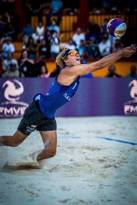 231015 Pa denna handoutbild fran Volleyball World ses Sveriges David Ahman under semifinalen mot Polens Bartosz Losiak och Michal Bryl i VM i beachvolley den 15 oktober 2023 i Tlaxcala, Mexiko. Copyright: VOLLEYBALLxWORLD BB231015BB345