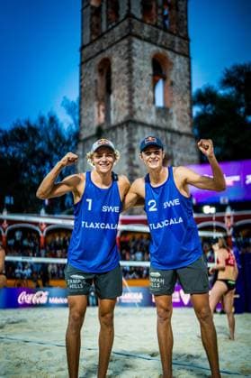 231015 Pa denna handoutbild fran Volleyball World ses Sveriges Jonatan Hellvig och David Ahman under semifinalen mot Polens Bartosz Losiak och Michal Bryl i VM i beachvolley den 15 oktober 2023 i Tlaxcala, Mexiko. Copyright: VOLLEYBALLxWORLD BB231015BB346