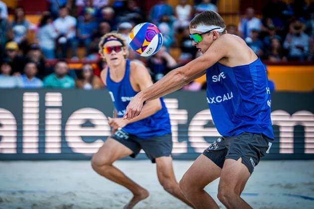 231015 Pa denna handoutbild fran Volleyball World ses Sveriges Jonatan Hellvig och David Ahman under semifinalen mot Polens Bartosz Losiak och Michal Bryl i VM i beachvolley den 15 oktober 2023 i Tlaxcala, Mexiko. Copyright: VOLLEYBALLxWORLD BB231015BB349
