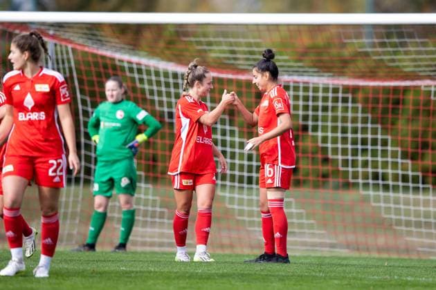 Frauen-Regionalliga Nordost: 1. FFV Erfurt vs. 1. FC Union Berlin; Erfurt; 15.10.2023 Jubel über das 0:1 durch Sarah Abu Sabbah ( 16; 1. FC Union Berlin) (rechts) und Lisa Heiseler ( 7; 1. FC Union Berlin) (links) Frauen-Regionalliga Nordost: 1. FFV Erfurt vs. 1. FC Union Berlin; Hauptplatz Sportforum Johannesplatz Erfurt; 15.10.2023 Copyright: xBEAUTIFULxSPORTS Duehringx