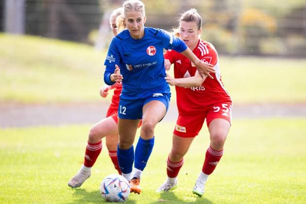 Frauen-Regionalliga Nordost: 1. FFV Erfurt vs. 1. FC Union Berlin; Erfurt; 15.10.2023 Luisa Preißel ( 12; 1. FFV Erfurt) gegen Katja Orschmann ( 55; 1. FC Union Berlin) (rechts) und Pia Metzker ( 23; 1. FC Union Berlin) (links dahinter) Frauen-Regionalliga Nordost: 1. FFV Erfurt vs. 1. FC Union Berlin; Hauptplatz Sportforum Johannesplatz Erfurt; 15.10.2023 Copyright: xBEAUTIFULxSPORTS Duehringx