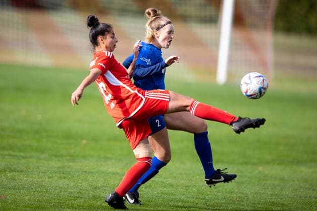 Frauen-Regionalliga Nordost: 1. FFV Erfurt vs. 1. FC Union Berlin; Erfurt; 15.10.2023 Sarah Abu Sabbah ( 16; 1. FC Union Berlin) gegen Johanna Klipstas ( 2; 1. FFV Erfurt) Frauen-Regionalliga Nordost: 1. FFV Erfurt vs. 1. FC Union Berlin; Hauptplatz Sportforum Johannesplatz Erfurt; 15.10.2023 Copyright: xBEAUTIFULxSPORTS Duehringx
