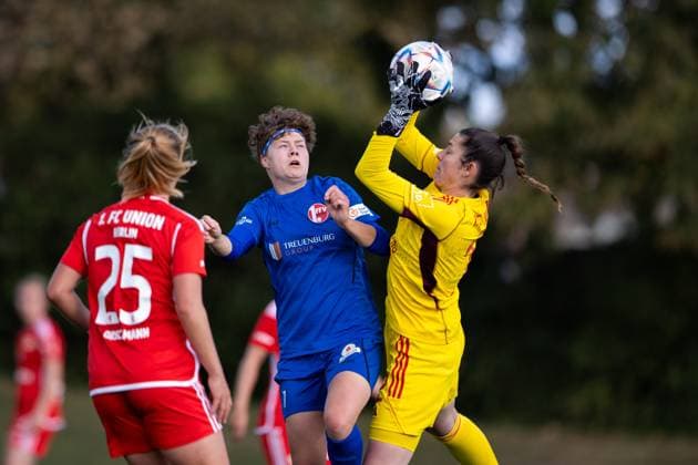 Frauen-Regionalliga Nordost: 1. FFV Erfurt vs. 1. FC Union Berlin; Erfurt; 15.10.2023 Anna Mittelsdorf ( 7; 1. FFV Erfurt) gegen Melanie Wagner ( 12; 1. FC Union Berlin) Frauen-Regionalliga Nordost: 1. FFV Erfurt vs. 1. FC Union Berlin; Hauptplatz Sportforum Johannesplatz Erfurt; 15.10.2023 Copyright: xBEAUTIFULxSPORTS Duehringx