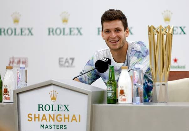 (231015) -- SHANGHAI, Oct. 15, 2023 -- Hubert Hurkacz speaks during the press conference, PK, Pressekonferenz after the men s singles final between Andrey Rublev of Russia and Hubert Hurkacz of Poland at the ATP, Tennis Herren World Tour Shanghai Masters tennis tournament at Qizhong Forest Sports City Arena in Shanghai, east China, Oct. 15, 2023. ) (SP)CHINA-SHANGHAI-TENNIS-ATP TOUR-SHANGHAI MASTERS(CN) WangxLili 
