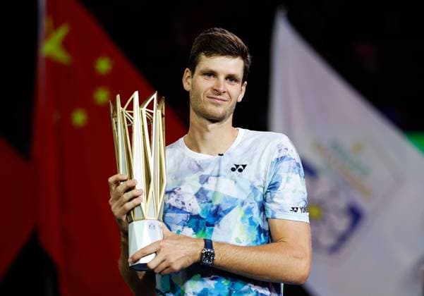 (231015) -- SHANGHAI, Oct. 15, 2023 -- Hubert Hurkacz poses with the trophy during the awarding ceremony after the men s singles final between Andrey Rublev of Russia and Hubert Hurkacz of Poland at the ATP, Tennis Herren World Tour Shanghai Masters tennis tournament at Qizhong Forest Sports City Arena in Shanghai, east China, Oct. 15, 2023. ) (SP)CHINA-SHANGHAI-TENNIS-ATP TOUR-SHANGHAI MASTERS(CN) WangxLili 