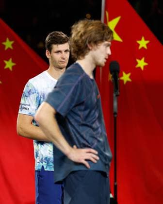 (231015) -- SHANGHAI, Oct. 15, 2023 -- Hubert Hurkacz (L) of Poland reacts as Andrey Rublev of Russia speaks during the awarding ceremony after the men s singles final at the ATP, Tennis Herren World Tour Shanghai Masters tennis tournament at Qizhong Forest Sports City Arena in Shanghai, east China, Oct. 15, 2023. ) (SP)CHINA-SHANGHAI-TENNIS-ATP TOUR-SHANGHAI MASTERS(CN) WangxLili 