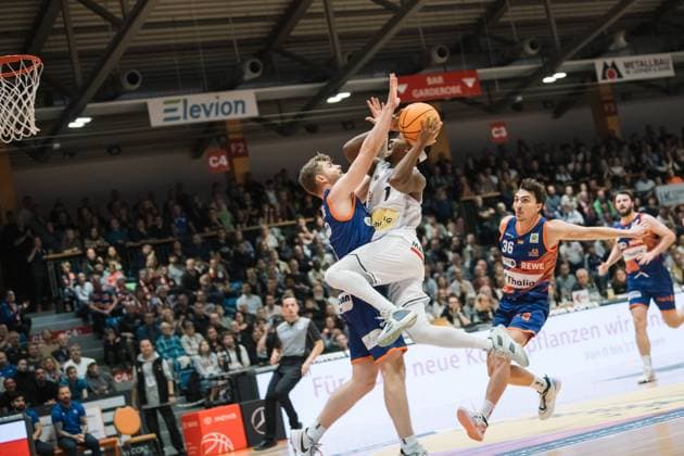 BARMER 2. Basketsball Bundesliga ProA Saison 2023 2024 3. Spieltag am 15.10.23 Medipolis SC Jena vs Phoenix Hagen v.re. Blake Francis (Jena) beim Korbleger in der Luft gegen Brock Mackenzie (Hagen) Sparkassen Arena Jena