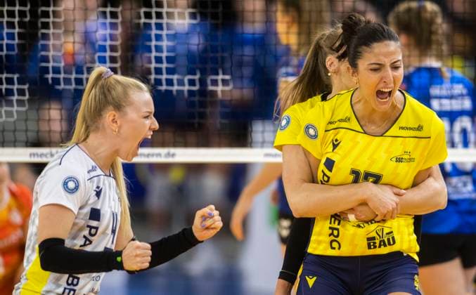 15.10.2023, GER, Damen, DVV, Supercup, Saison 2023 2024, SSC Palmberg Schwerin - Allianz MTV Stuttgart Anna Pogany (SSC Palmberg Schwerin, li.) und Tutku Burcu Yüzgenc (SSC Palmberg Schwerin, re.) jubeln. Rostock Stadthalle Mecklenburg-Vorpommern Deutschland