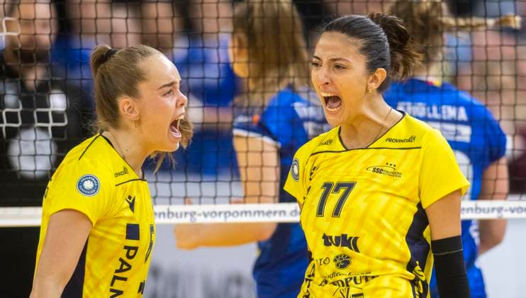 15.10.2023, GER, Damen, DVV, Supercup, Saison 2023 2024, SSC Palmberg Schwerin - Allianz MTV Stuttgart Nova Merring (SSC Palmberg Schwerin, li.) und Tutku Burcu Yüzgenc (SSC Palmberg Schwerin, re.) jubeln Rostock Stadthalle Mecklenburg-Vorpommern Deutschland