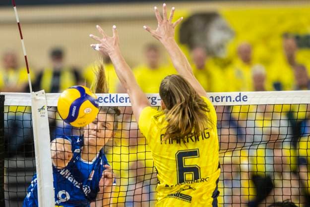 15.10.2023, GER, Damen, DVV, Supercup, Saison 2023 2024, SSC Palmberg Schwerin - Allianz MTV Stuttgart Eline Timmermann (Allianz MTV Stuttgart, li.) gegen Nova Merring (SSC Palmberg Schwerin, re.) Rostock Stadthalle Mecklenburg-Vorpommern Deutschland