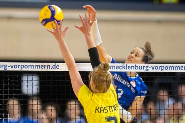 15.10.2023, GER, Damen, DVV, Supercup, Saison 2023 2024, SSC Palmberg Schwerin - Allianz MTV Stuttgart Pia Kästner (SSC Palmberg Schwerin, li.) gegen Maria Segura Palleres (Allianz MTV Stuttgart, re.) Rostock Stadthalle Mecklenburg-Vorpommern Deutschland