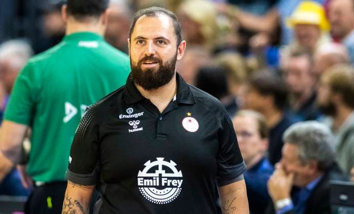 15.10.2023, GER, Damen, DVV, Supercup, Saison 2023 2024, SSC Palmberg Schwerin - Allianz MTV Stuttgart Trainer Konstantin Bitter (Allianz MTV Stuttgart) Rostock Stadthalle Mecklenburg-Vorpommern Deutschland