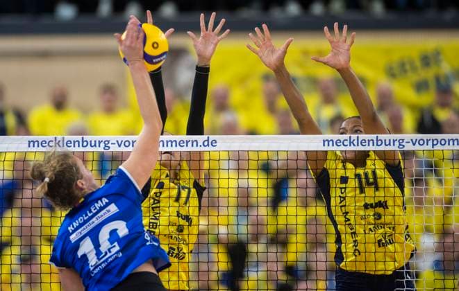 15.10.2023, GER, Damen, DVV, Supercup, Saison 2023 2024, SSC Palmberg Schwerin - Allianz MTV Stuttgart Kayla Haneline (Allianz MTV Stuttgart, li.) gegen Tutku Burcu Yüzgenc (SSC Palmberg Schwerin, Mitte) und Jazmine White (SSC Palmberg Schwerin, re.) Rostock Stadthalle Mecklenburg-Vorpommern Deutschland