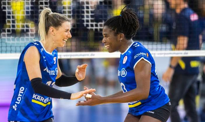 15.10.2023, GER, Damen, DVV, Supercup, Saison 2023 2024, SSC Palmberg Schwerin - Allianz MTV Stuttgart Britt Bongaerts (Allianz MTV Stuttgart. li.) und Krystal Rivers (Allianz MTV Stuttgart, re.) jubeln. Rostock Stadthalle Mecklenburg-Vorpommern Deutschland