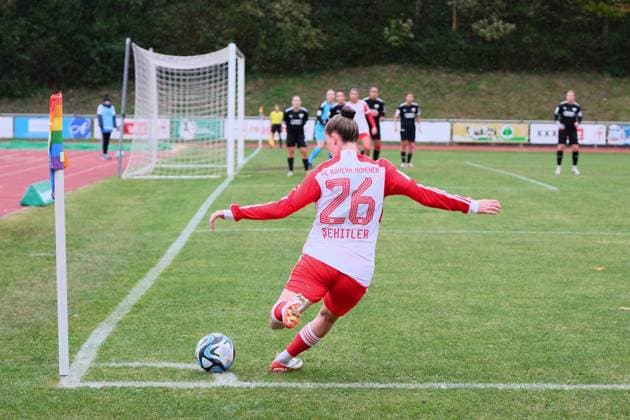 Alara Sehitler (26, FC Bayern München II), beim Eckball, Eckstoß FC Bayern München v FC Ingolstadt 04, Fußball, 2.Frauen-Bundesliga 2023 2024, 7.Spieltag am 15.10.2023 in Aschheim, Sportpark. {