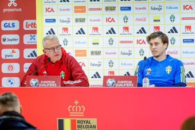 BRYSSEL 20231015 Förbundskapten Janne Andersson och Victor Nilsson Lindelöf under landslagets pressträff inför EM-kvalmatchen i fotboll mellan Sverige och Belgien pa Kung Baudouin-stadion i Bryssel, Belgien. Bryssel Belgien x10430x