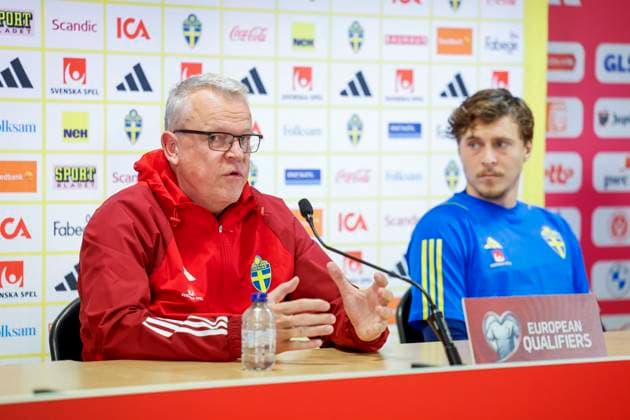 BRYSSEL 20231015 Förbundskapten Janne Andersson och Victor Nilsson Lindelöf under landslagets pressträff inför EM-kvalmatchen i fotboll mellan Sverige och Belgien pa Kung Baudouin-stadion i Bryssel, Belgien. Bryssel Belgien x10430x